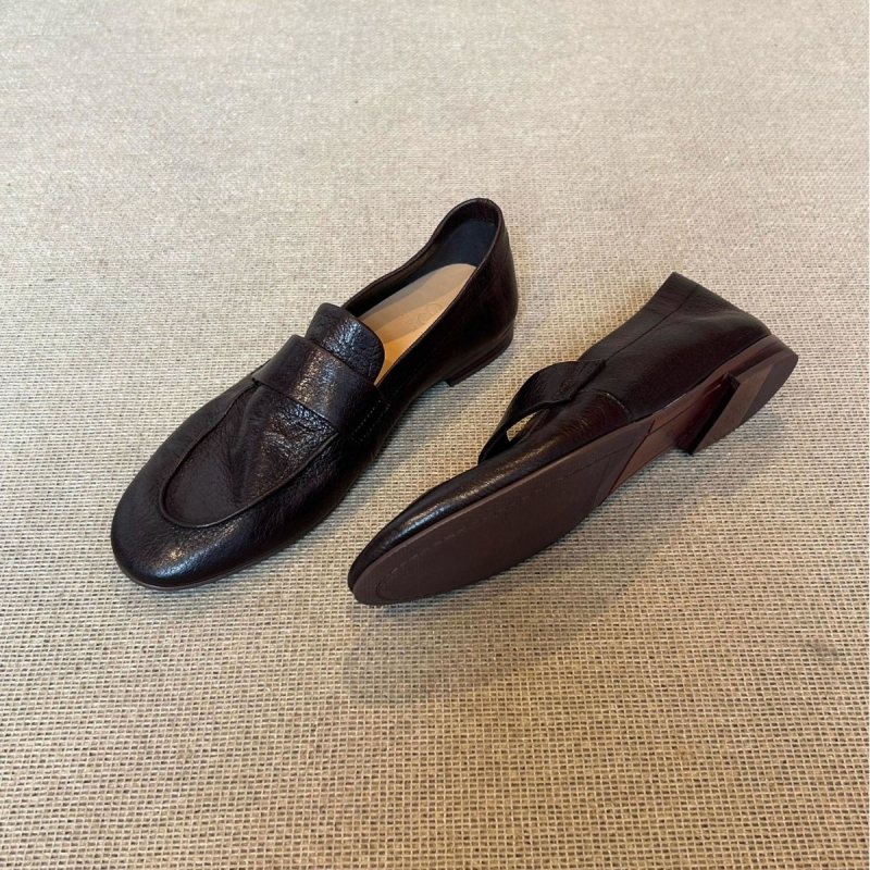 Ženski loaferi od ovčje kože — zaobljeni vrh, minimalistički stil, prirodni kožni ulošak, gumeni potplat, niski potpetica 1–3 cm