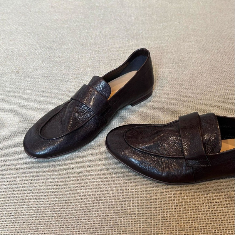 Ženski loaferi od ovčje kože — zaobljeni vrh, minimalistički stil, prirodni kožni ulošak, gumeni potplat, niski potpetica 1–3 cm