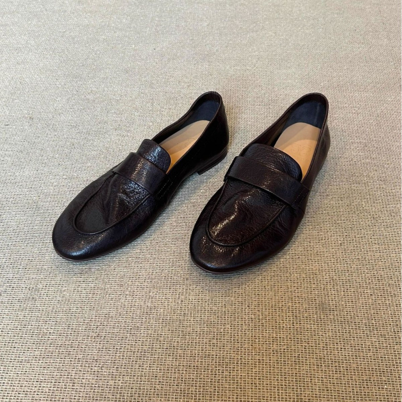 Ženski loaferi od ovčje kože — zaobljeni vrh, minimalistički stil, prirodni kožni ulošak, gumeni potplat, niski potpetica 1–3 cm
