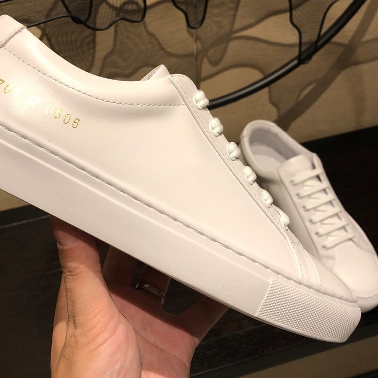 Унисекс кожени маратонки с нисък връх - горна част от естествена кожа, кръгла носка, гумена подметка, връзване (Горна част: естествена кожа; Подметка: гума; Нос: кръгъл; Вътрешна стелка: естествена кожа; Затваряне: връзки)