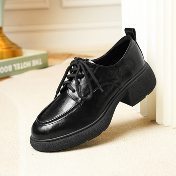 Loafers s debelom potplatom, okrugli vrh, gornji dio od sintetičke kože, gumena potplata, srednja visina peta 3–5 cm, britanski stil brogues