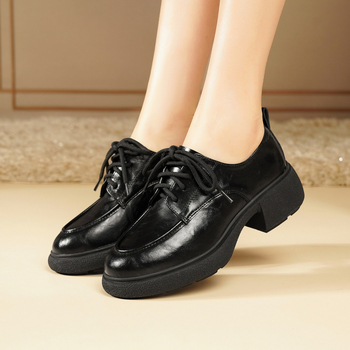 Loafers s debelom potplatom, okrugli vrh, gornji dio od sintetičke kože, gumena potplata, srednja visina peta 3–5 cm, britanski stil brogues