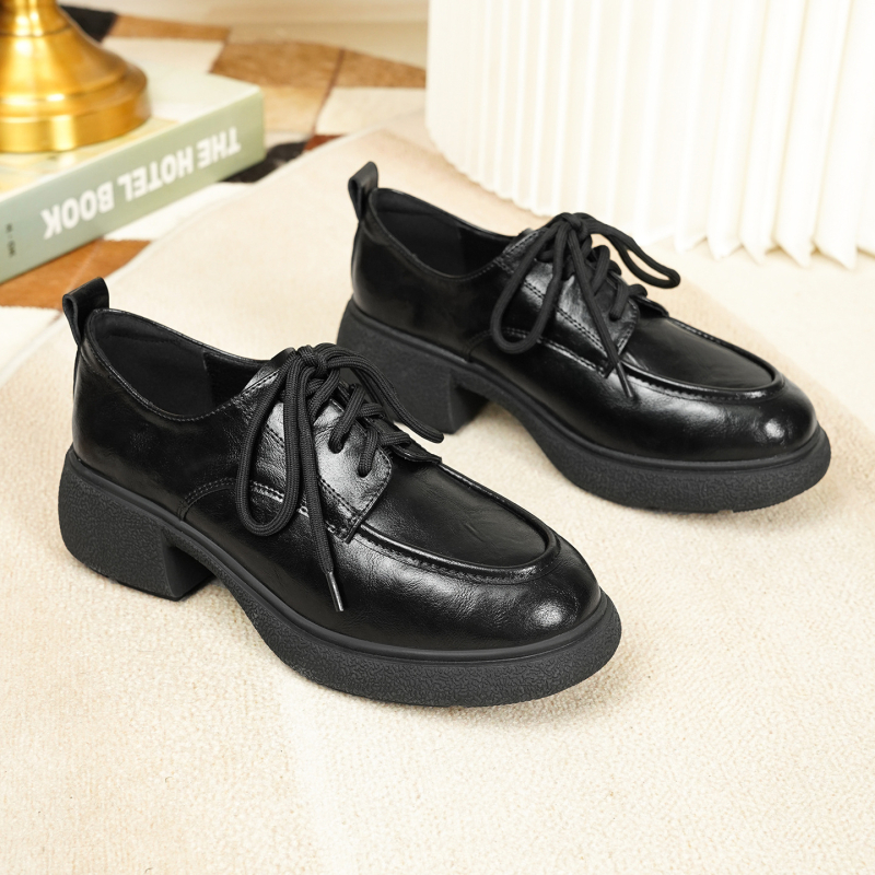 Loafers s debelom potplatom, okrugli vrh, gornji dio od sintetičke kože, gumena potplata, srednja visina peta 3–5 cm, britanski stil brogues