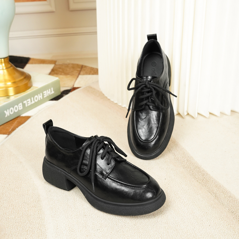 Loafers s debelom potplatom, okrugli vrh, gornji dio od sintetičke kože, gumena potplata, srednja visina peta 3–5 cm, britanski stil brogues