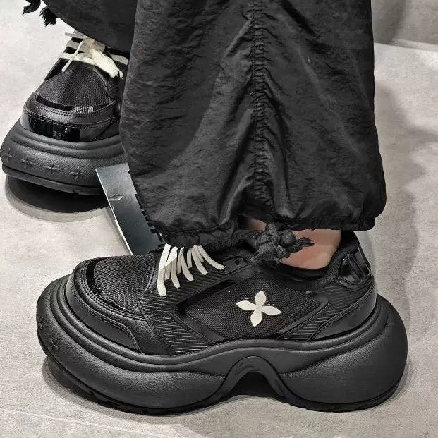 Casual cipele tip dad shoes s gornjim dijelom od kože i tkanine, visok 6-8 cm petu, zatvaranje vezicama, EVA ulošak, gumeni potplat