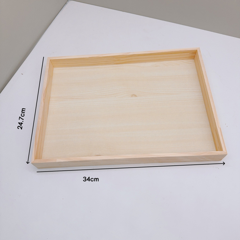 Drveni organizator nakita s mrežastim pregradama, stolni, moderni minimalistički stil