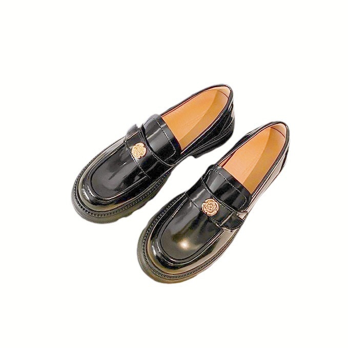 Loafers s okruglim nosom, gornji dio od prave kože (unutarnja uložak od ovčje kože; gumeni potplat; niski pet 1–3 cm)