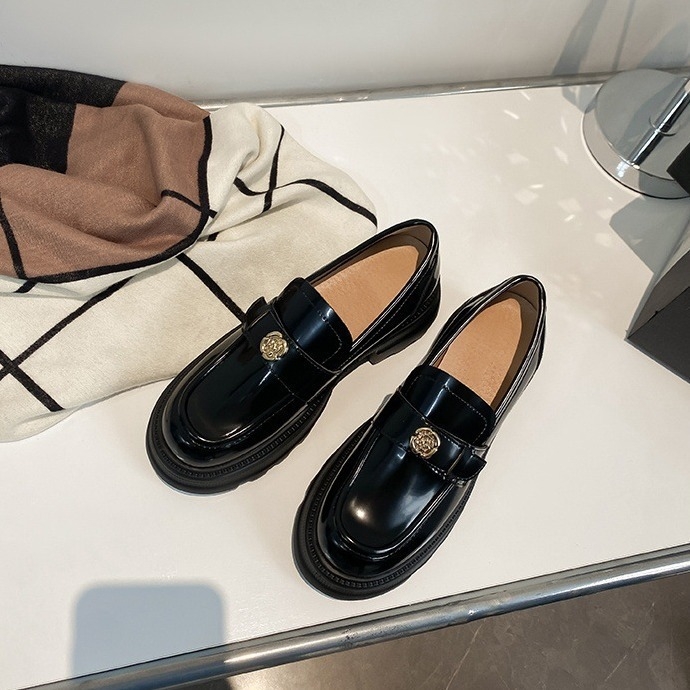 Loafers s okruglim nosom, gornji dio od prave kože (unutarnja uložak od ovčje kože; gumeni potplat; niski pet 1–3 cm)
