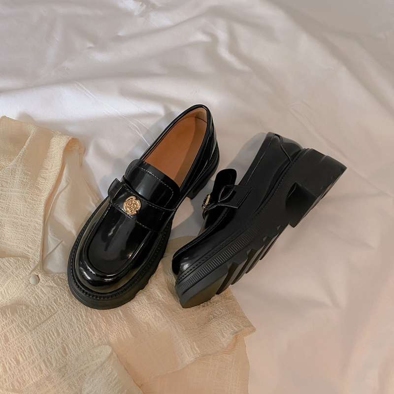 Loafers s okruglim nosom, gornji dio od prave kože (unutarnja uložak od ovčje kože; gumeni potplat; niski pet 1–3 cm)
