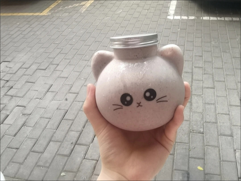 Plastična čaša za mliječni čaj s reljefnim dizajnom, tisk loga, poklopac i slamka, mačji motiv