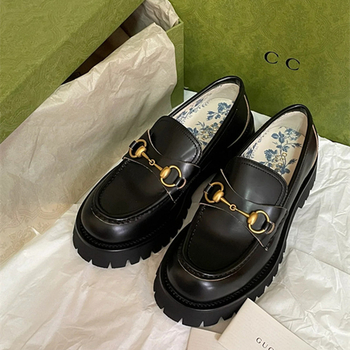 Ženske kožne mokasine s debelim potplatom, okrugli vrh, gornji dio od teleće kože, srednja peta 3–5 cm, gumena potplat, podstava od ovčje kože