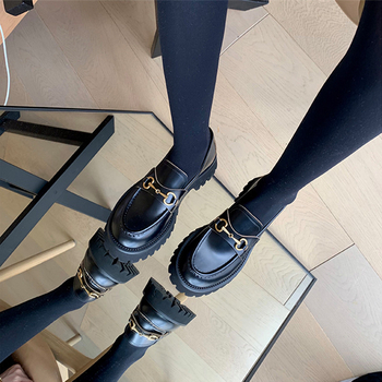 Ženske kožne mokasine s debelim potplatom, okrugli vrh, gornji dio od teleće kože, srednja peta 3–5 cm, gumena potplat, podstava od ovčje kože