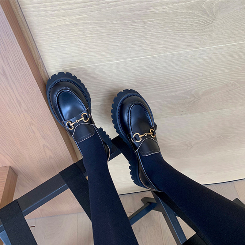 Ženske kožne mokasine s debelim potplatom, okrugli vrh, gornji dio od teleće kože, srednja peta 3–5 cm, gumena potplat, podstava od ovčje kože