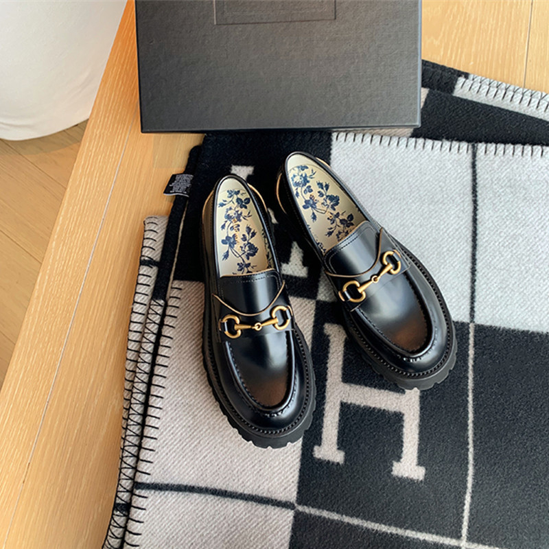 Ženske kožne mokasine s debelim potplatom, okrugli vrh, gornji dio od teleće kože, srednja peta 3–5 cm, gumena potplat, podstava od ovčje kože