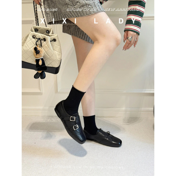 Дамски лофери: микрофибърна горна част, гумена подметка, кръгъл нос, междинен ток 3–5 см, без връзки