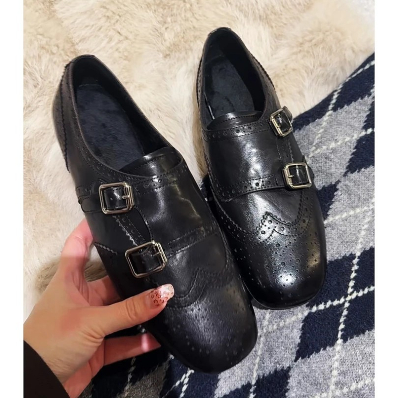 Дамски лофери: микрофибърна горна част, гумена подметка, кръгъл нос, междинен ток 3–5 см, без връзки