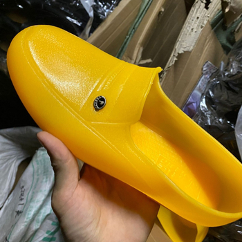 Férfi esőcsizmák, műanyag felső rész és talp, csúszásmentes és kopásálló, rövid szárú, kerek orr, lapos sarok, négy évszakra alkalmas