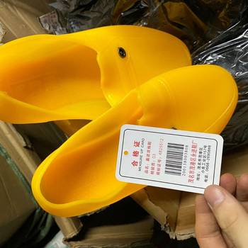 Férfi esőcsizmák, műanyag felső rész és talp, csúszásmentes és kopásálló, rövid szárú, kerek orr, lapos sarok, négy évszakra alkalmas