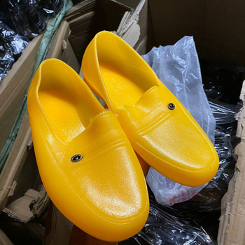 Férfi esőcsizmák, műanyag felső rész és talp, csúszásmentes és kopásálló, rövid szárú, kerek orr, lapos sarok, négy évszakra alkalmas