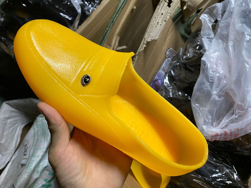 Férfi esőcsizmák, műanyag felső rész és talp, csúszásmentes és kopásálló, rövid szárú, kerek orr, lapos sarok, négy évszakra alkalmas