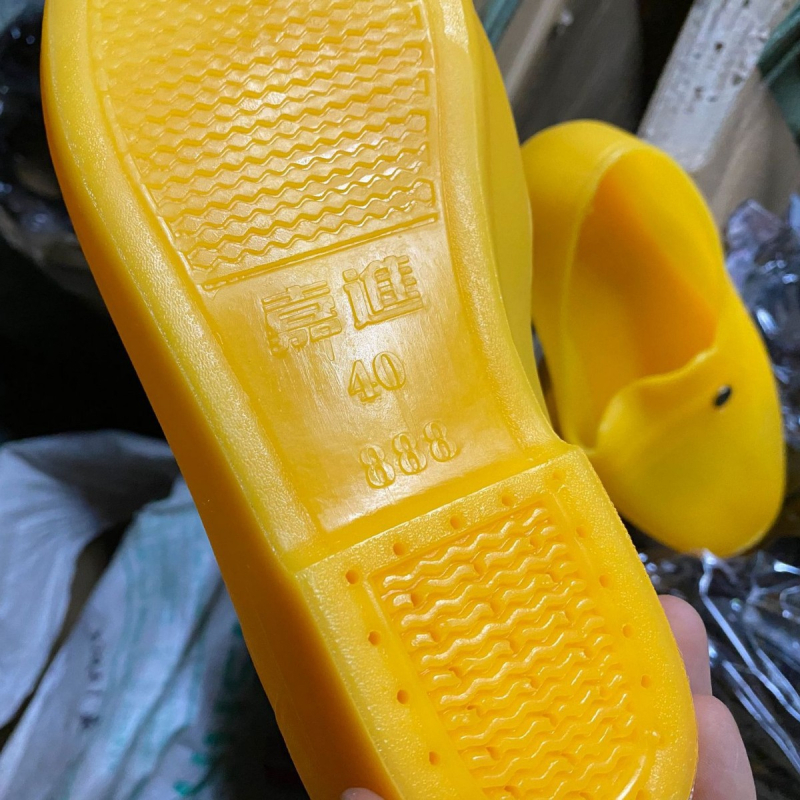 Férfi esőcsizmák, műanyag felső rész és talp, csúszásmentes és kopásálló, rövid szárú, kerek orr, lapos sarok, négy évszakra alkalmas