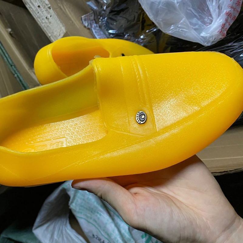 Férfi esőcsizmák, műanyag felső rész és talp, csúszásmentes és kopásálló, rövid szárú, kerek orr, lapos sarok, négy évszakra alkalmas