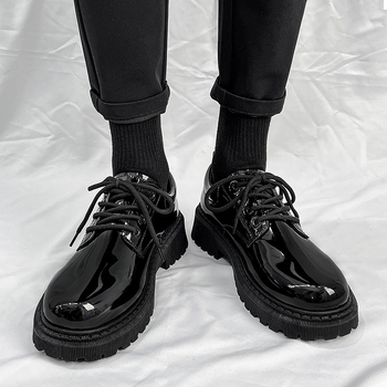 Pantofi Derby pentru bărbați, partea superioară PU lucioasă, vârf din piele, talpă din cauciuc cu talpă groasă, toc mic 1–3 cm, stil britanic.