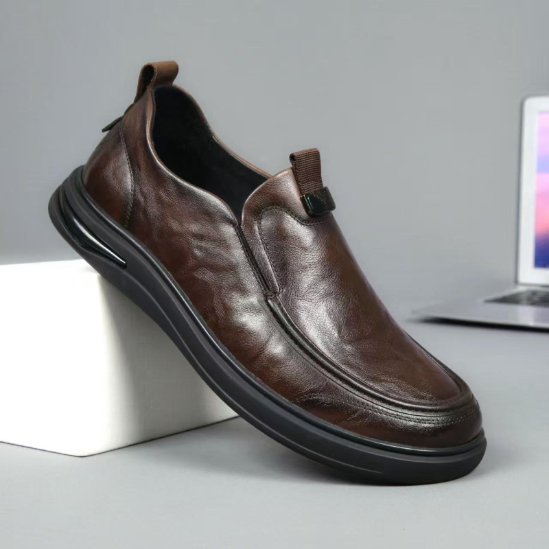 Muške slip-on loaferice – gornji dio od prve klase teleće kože, gumeni potplat, niski pet 1–3 cm; prozračne, protuklizne, upijaju znoj.