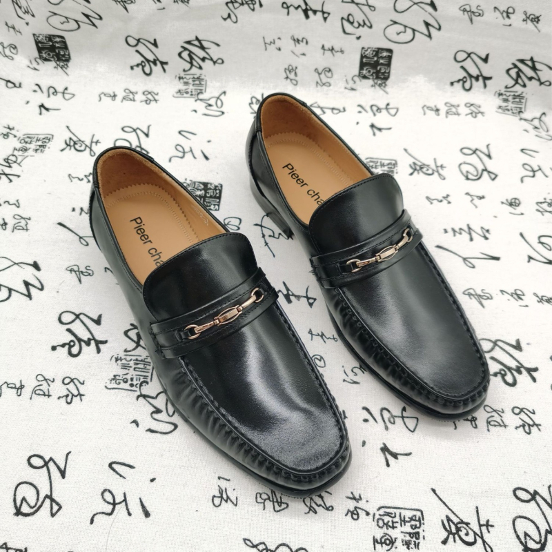 Muški loaferi – gornji dio od teleće kože, gumeni đon, slip-on, kožni vrh prsta, poslovni stil