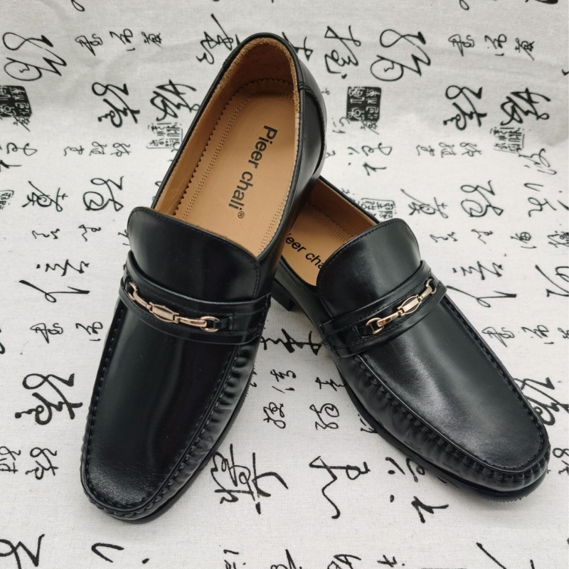 Muški loaferi – gornji dio od teleće kože, gumeni đon, slip-on, kožni vrh prsta, poslovni stil