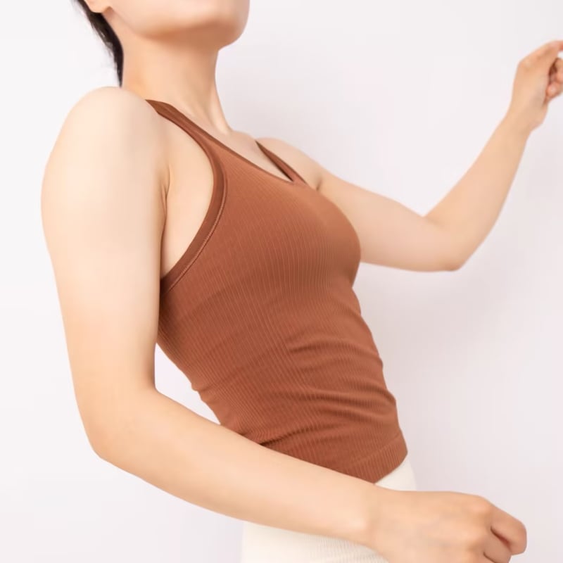 Joga top‑vest s 3/4 šalice, oblikovana šalica, odvojiva traka za vrat, glavni materijal 90% najlon, podstava 10% najlon