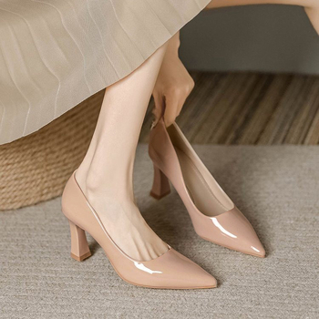 Ženske cipele s uskim nosom i debelim petom, visina potpetice 6–8 cm, gornji dio od materijala super fiber, đon od gume