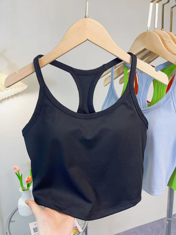 Ženski sportski top za jogu s fiksnim košaricama, otporan na udarce, oblikujući potporu, brzo se suši, kratka duljina