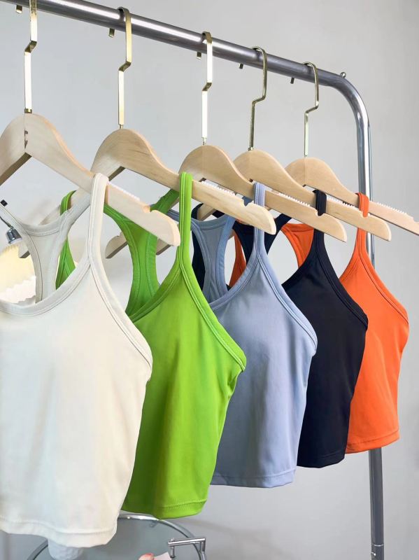 Ženski sportski top za jogu s fiksnim košaricama, otporan na udarce, oblikujući potporu, brzo se suši, kratka duljina