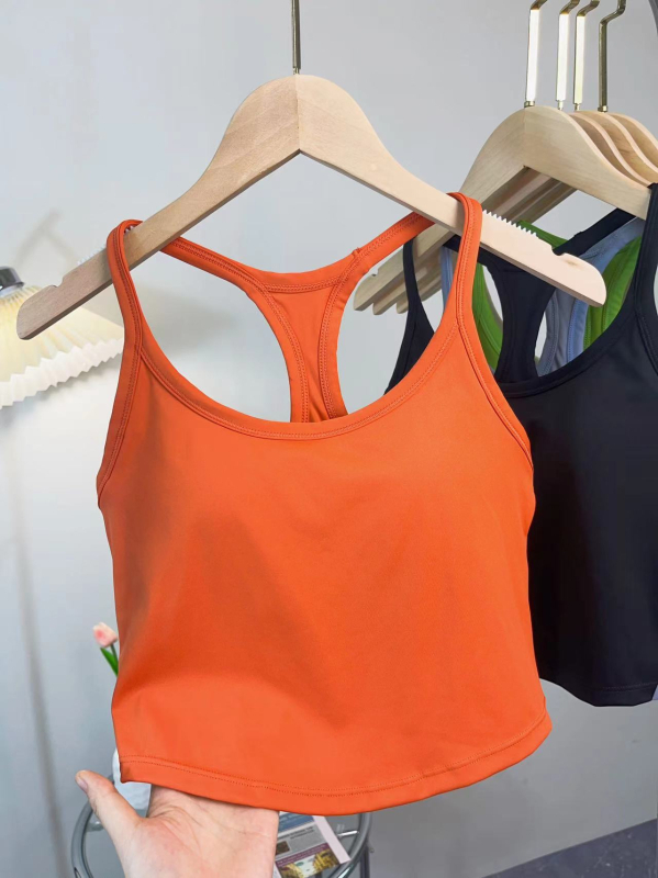 Ženski sportski top za jogu s fiksnim košaricama, otporan na udarce, oblikujući potporu, brzo se suši, kratka duljina