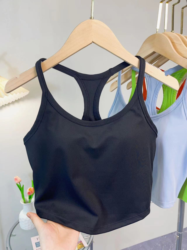 Ženski sportski top za jogu s fiksnim košaricama, otporan na udarce, oblikujući potporu, brzo se suši, kratka duljina