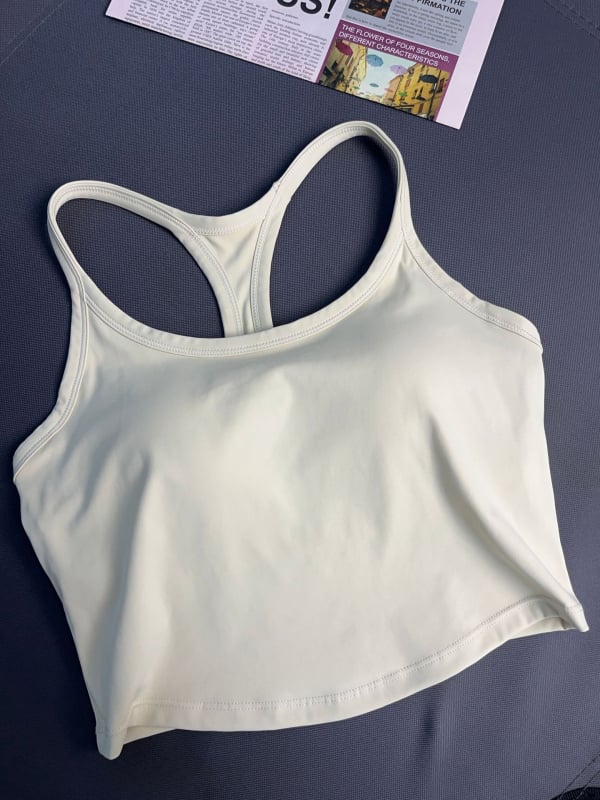 Ženski sportski top za jogu s fiksnim košaricama, otporan na udarce, oblikujući potporu, brzo se suši, kratka duljina