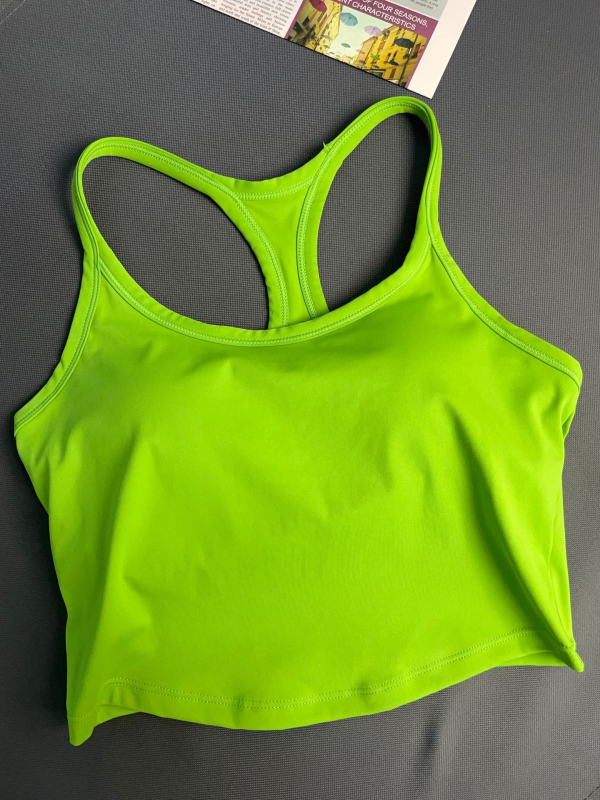 Ženski sportski top za jogu s fiksnim košaricama, otporan na udarce, oblikujući potporu, brzo se suši, kratka duljina