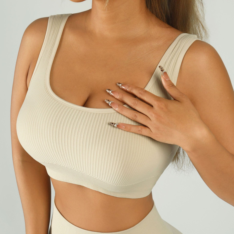 Ženski joga top s umetkom za grudnjak — bezšivan, brzo sušenje, uski kroj (Sastav: Najlon 92% + Spandeks 8%; Vlažnost odvodi; Model: Slim; Duljina: Chest-length; Uključuje prsni umetak)