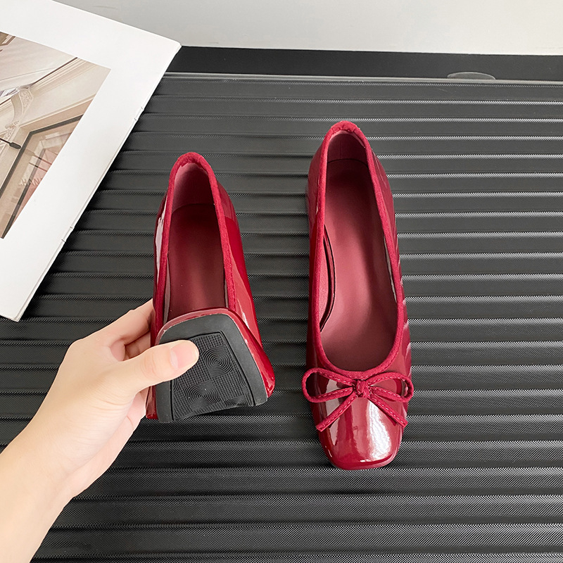 Ženske loaferice od lakirane kože, kvadratnog vrha, debeli pet, visina 1–3 cm