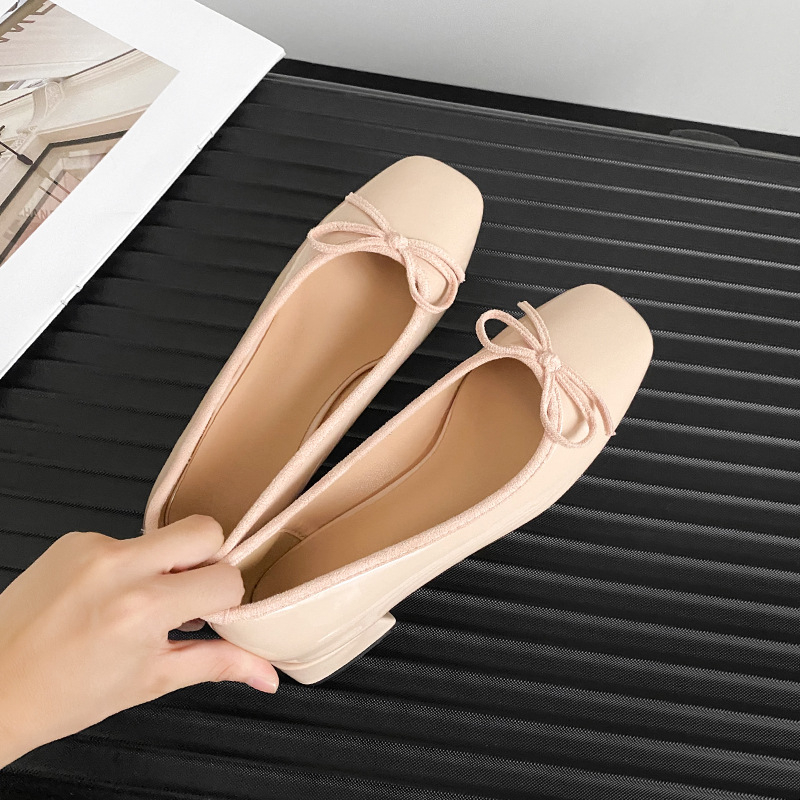 Ženske loaferice od lakirane kože, kvadratnog vrha, debeli pet, visina 1–3 cm