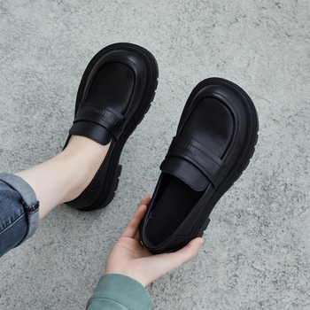 Ženske plosnate loaferice, britanski stil, okrugli vrh, teleća koža s crinkle teksturom, plitak otvor, niski potplat 1–3 cm