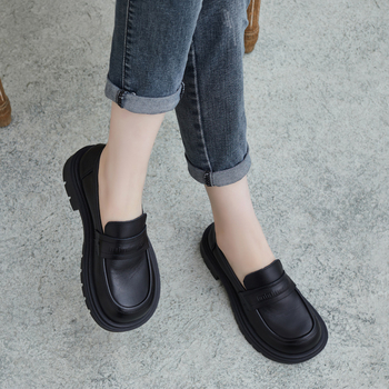 Ženske plosnate loaferice, britanski stil, okrugli vrh, teleća koža s crinkle teksturom, plitak otvor, niski potplat 1–3 cm