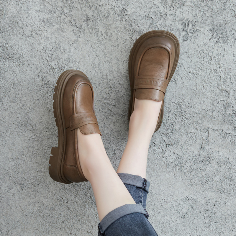 Ženske plosnate loaferice, britanski stil, okrugli vrh, teleća koža s crinkle teksturom, plitak otvor, niski potplat 1–3 cm