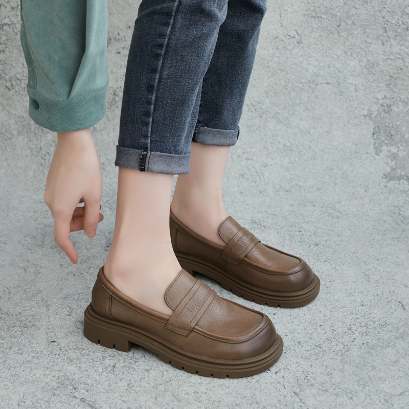 Ženske plosnate loaferice, britanski stil, okrugli vrh, teleća koža s crinkle teksturom, plitak otvor, niski potplat 1–3 cm