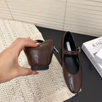 Mary Jane ravne cipele s V-izrezom i kopčom, niski pet 1–3 cm, gornji dio od drugog sloja kravlje kože, uložak od prirodne kože, potplat od gume