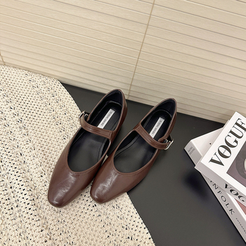 Mary Jane ravne cipele s V-izrezom i kopčom, niski pet 1–3 cm, gornji dio od drugog sloja kravlje kože, uložak od prirodne kože, potplat od gume