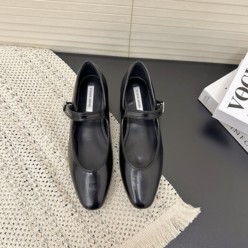 Mary Jane ravne cipele s V-izrezom i kopčom, niski pet 1–3 cm, gornji dio od drugog sloja kravlje kože, uložak od prirodne kože, potplat od gume