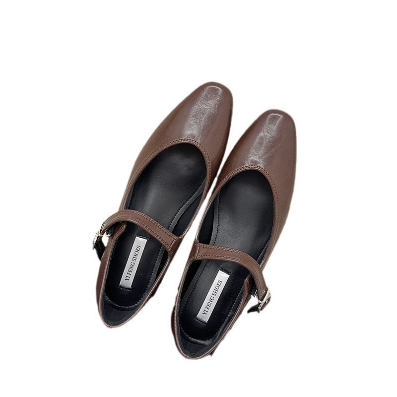 Mary Jane ravne cipele s V-izrezom i kopčom, niski pet 1–3 cm, gornji dio od drugog sloja kravlje kože, uložak od prirodne kože, potplat od gume