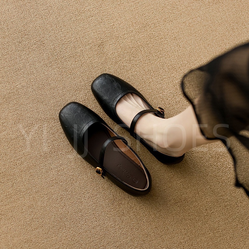 Mary Jane balerinke s ravnom podlogom s kvadratnim nosom i niskim potpeticama, mekana podstava, gornji materijal od super vlakna, đon od gume, ulošak od prirodne kože